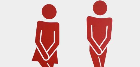 Harnwegsinfekt behandeln – es müssen nicht immer Antibiotika sein Grafik: ein Mann und eine Frau, die dringend auf´s WC müssen. (c) Pixabay.com