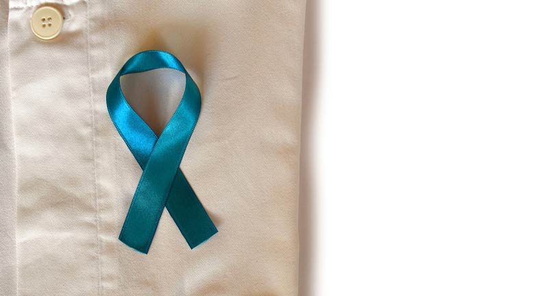 Eine blaue Schleife als Zeichen für Prostata-Krebs auf einem Hemd. (c) Pixabay.com
