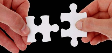 Umfrage zeigt: bei der Partnersuche kommt es nicht auf die Größe an Zwei Hände, die passende Puzzleteile halten. (c) Pixabay.com