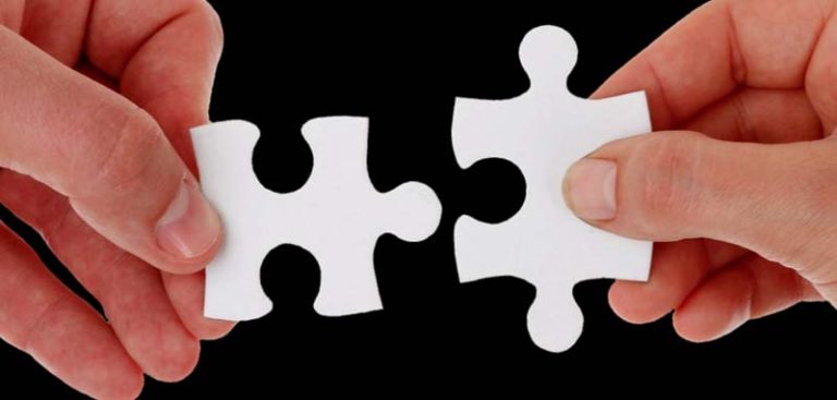 Zwei Hände, die passende Puzzleteile halten. (c) Pixabay.com