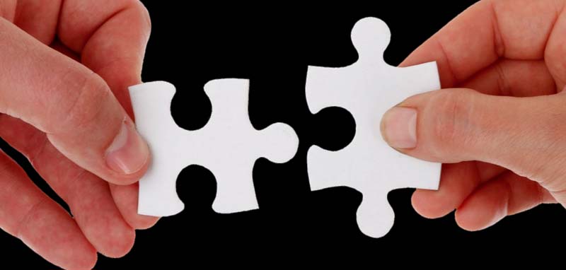 Zwei Hände, die passende Puzzleteile halten. (c) Pixabay.com