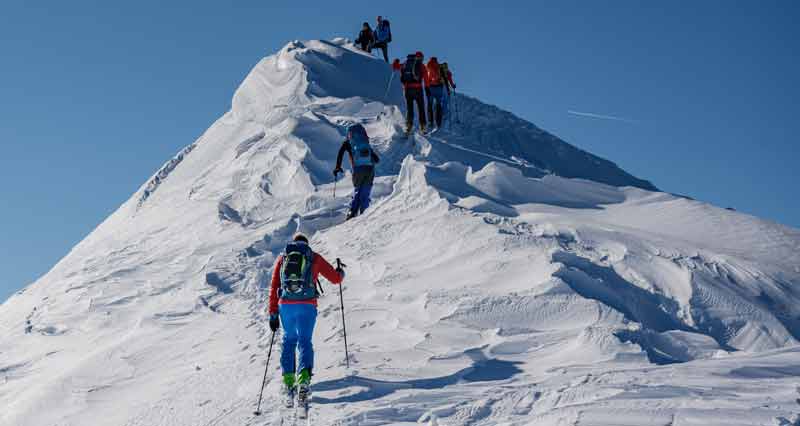 Schitourengeher auf dem Weg zum Gipfel. (c) Martin Edlinger