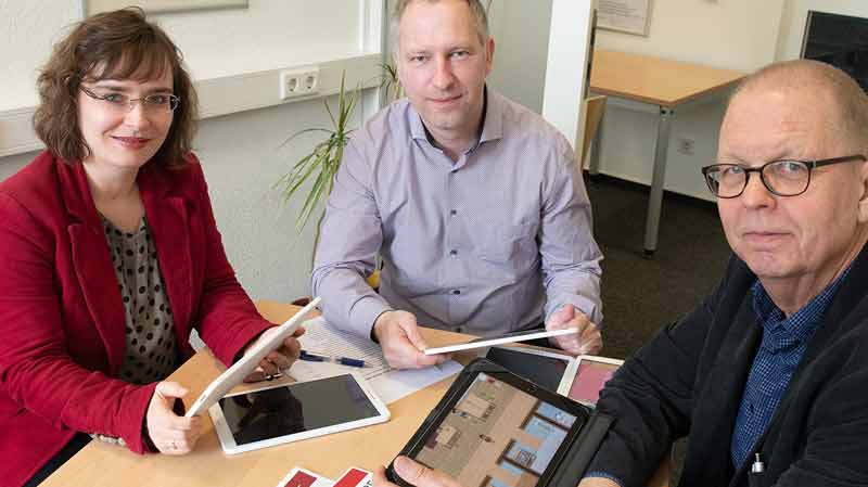 Prof. Dr. Nadin Dütthorn, Sebastian Schünemann und Prof. Dr. Bernward Hoffmann von der FH Münster an einem Tisch. (c) FH Münster/ Katharina Kipp