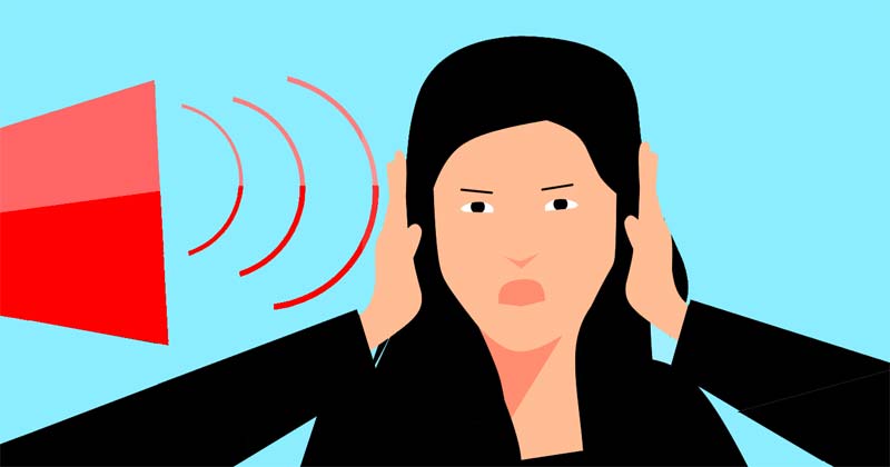 Illustration: Kopf einer Frau, der die Ohren zugehalten werden vor Lärm von einem Megaphon. (c) Pixabay.com