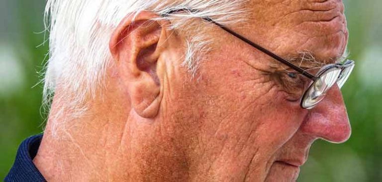 Das Profil eines älteren Mannes mit Brille. (c) Pixabay.com
