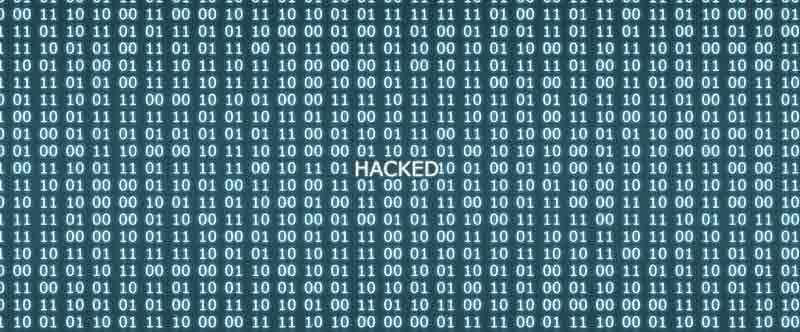Binäre Zahlencodes, in der Mitte das Wort "Hacked". (c) Pixabay.com