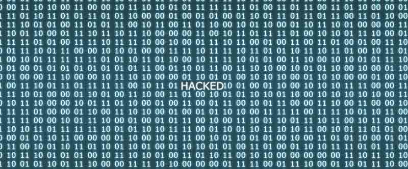 Achtung: Cyberkriminelle nutzen Angst vor Coronavirus schamlos aus 2 Binäre Zahlencodes, in der Mitte das Wort "Hacked". (c) Pixabay.com