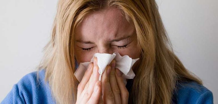 Eine Frau, die sich die Nase putzt. (c) Pixabay.com