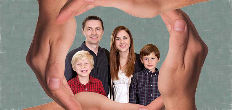 Eine Familie mit Vater, Mutter und zwei Söhnen umrahmt von Händen. (c) Pixabay.com
