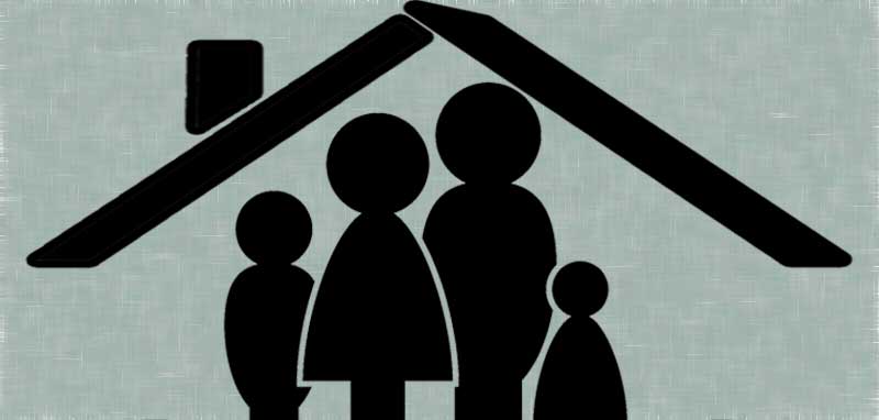 Zeichnung: eine Familie unter einem Haus. (c) Pixabay.com