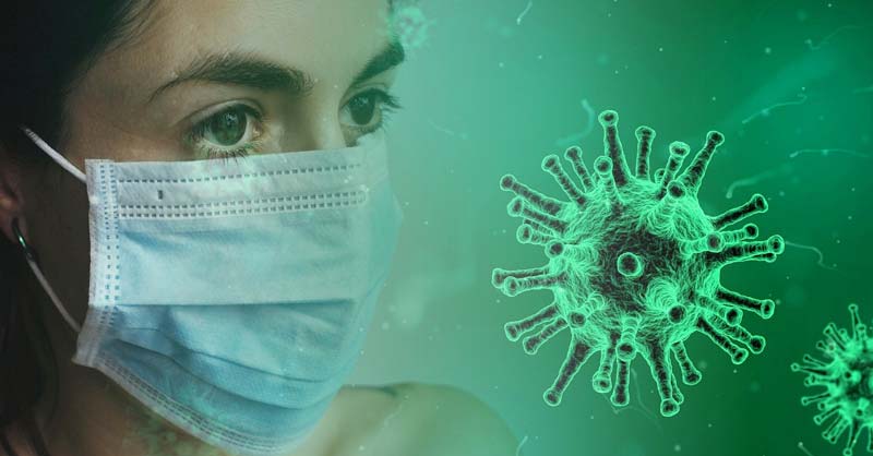 Eine Frau mit Mundschutzmaske neben einem Coronavirus. (c) Pixabay.com
