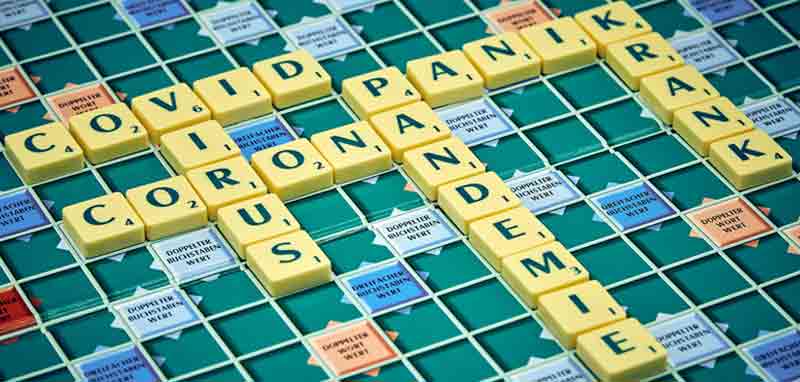 Die Worte Covid, Virus, Corona, Pandemie, Panik und krank mit Scrabble-Steinen. (c) Pixabay.com