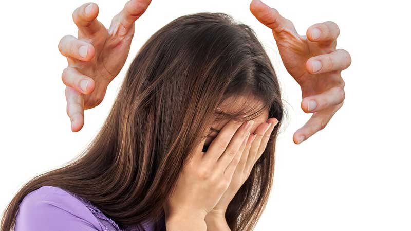 Migräne – wie "richtige" gesunde Ernährung zur Prophylaxe beiträgt 1 Stichwort Prophylaxe: Eine Frau, die sich vor Schmerzen das Gesicht hält; über ihrem Kopf zwei Hände, die nach diesem greifen. (c) Pixabay.com