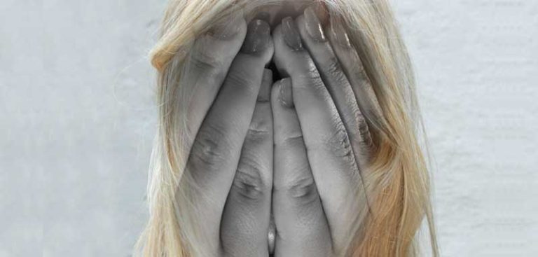 Illustration: das Gesicht einer Frau, die sich mit im Verhältnis viel größeren Händen das Gesicht verdeckt. (c) Pixabay.com