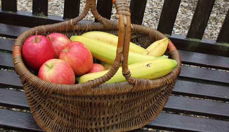 Ein Korb mit Äpfel und Bananen. (c) Pixabay.com