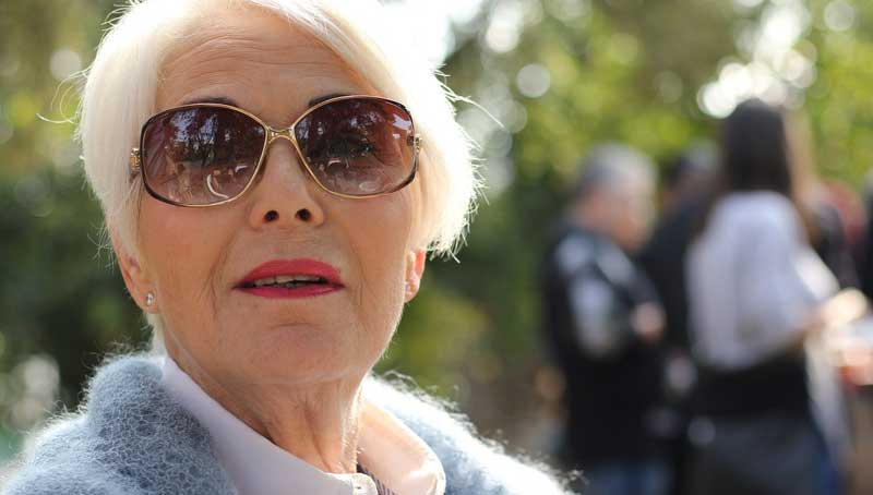 Der Kopf einer älteren Frau mit Sonnenbrille, Stichwort Welt-Frauentag. (c) Pixabay.com