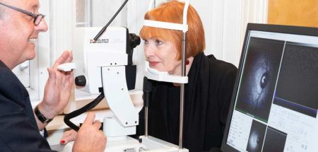 Glaukom – nur regelmäßige Vorsorge verhindert irreversible Schäden OA Dr. Anton Hommer bei der Untersuchung des Sehnervs von Chris Lohner mit dem OCT. (c) Fotodienst/ Anna Rauchenberger
