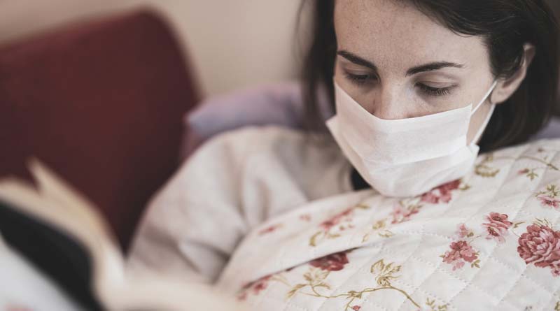 Close-Up einer Frau mit Mund-Nasen-Schutzmaske, die ein Buch liest.
(c) Pixabay.com