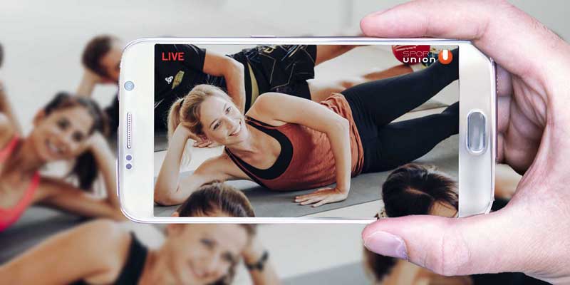 Eine Gruppe bei Gymnastikübungen, die mit den Screen eines Smartphones fotografiert werden.
(c) Sportunion