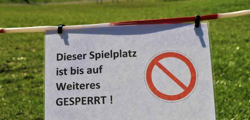 Ein Schild auf einem Spielplatz: "Dieser Spielplatz ist bis auf Weiteres gesperrt!"
(c) Pixabay.com