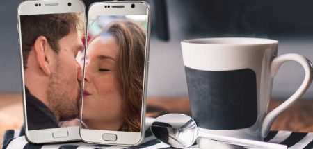 Ein Mann und eine Frau, die sich über zwei Smartphones einen Kuss geben. (c) Pixabay.com
