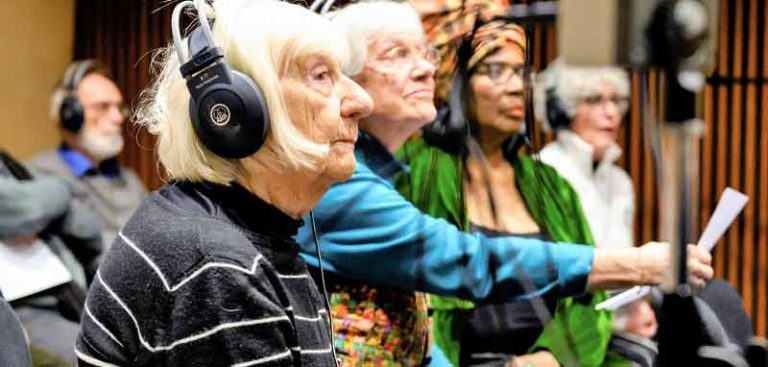 Eine alte Frau mit Kopfhörern in einem Chor bei einer Aufnahme. (c) ZDF/ Sandra Hoever