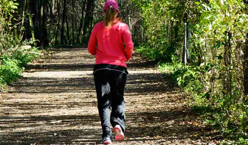 Eine Frau beim Laufen auf einem Waldweg, Stichwort Muskelkater.
(c) Pixabay.com
