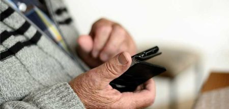 Die Hände eines alten Mannes mit einem Smartphone. (c) Pixabay.com