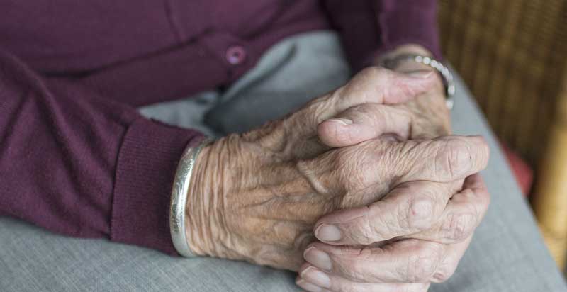 Die Hände einer alten Frau, Stichwort soziale Isolation.
(c) Pixabay.com