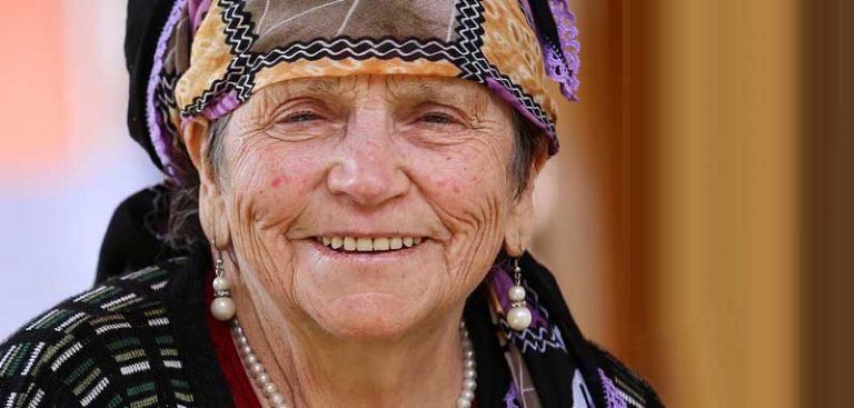 Das Gesicht einer lachenden alten Frau. (c) Pixabay.com