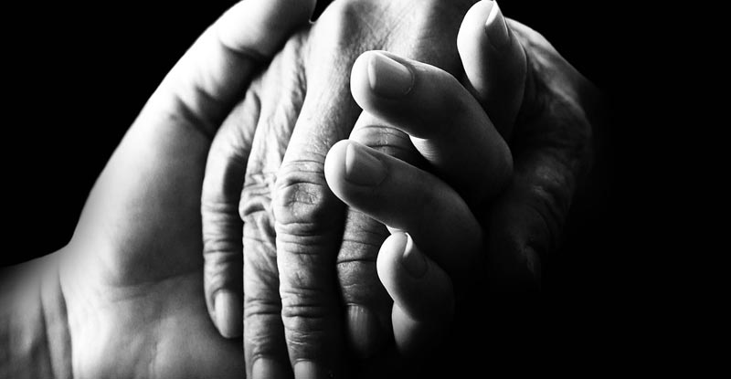 Zwei Hände, die sich gegenseitig halten, Stichwort Arbeit im Sozialbereich.
(c) Pixabay.com