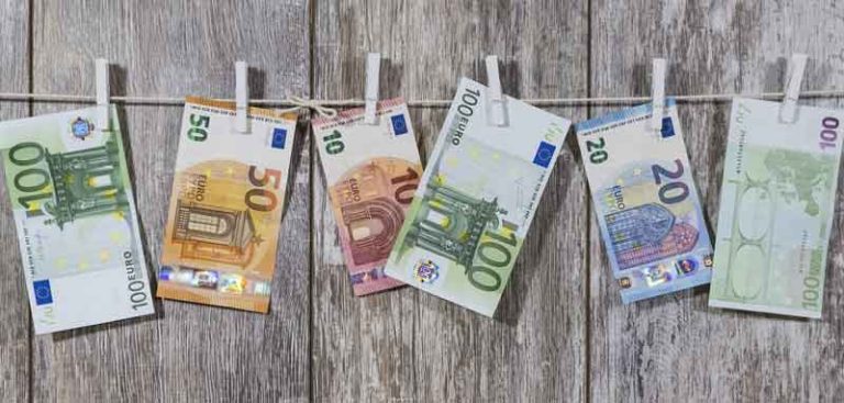 Eurogeldscheine auf einer Schnur. (c) Pixabay.com