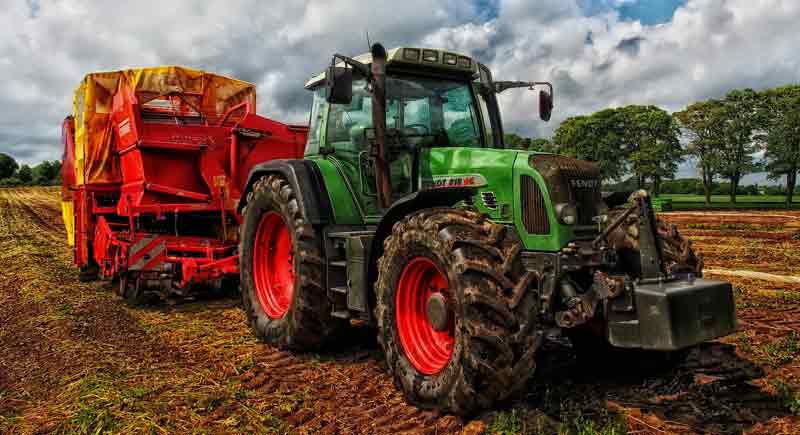 Ein Traktor mit einer Erntemaschine auf einem Feld, Stichwort achtsam einkaufen.
(c) Pixabay.com