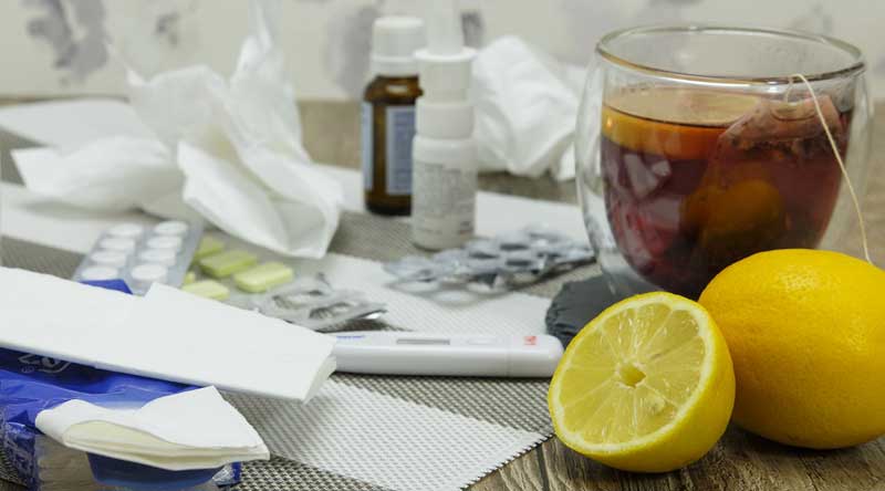 Tabletten, Taschentücher, Fieberthermometer, Nasenspray, Zitronen und ein Glas Tee.
(c) Pixabay.com