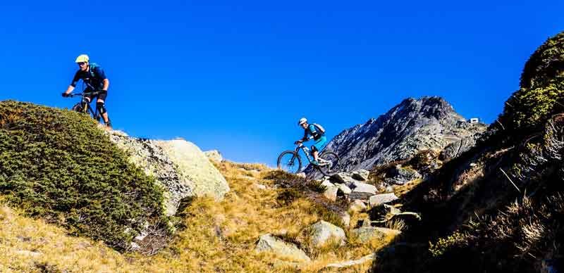 Zwei Mountainbiker in den Bergen.
(c) Pixabay.com