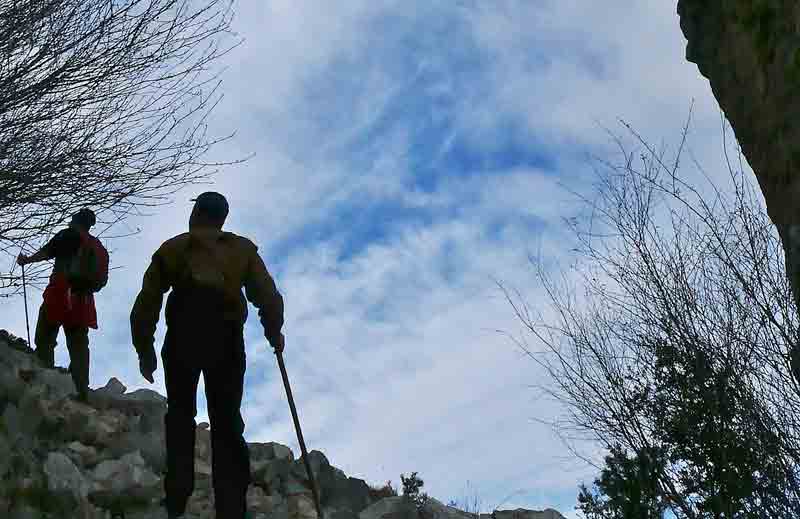 Wanderer in den Bergen auf einem steinigen Weg, Stichwort Bergsport.
(c) Pixabay.com