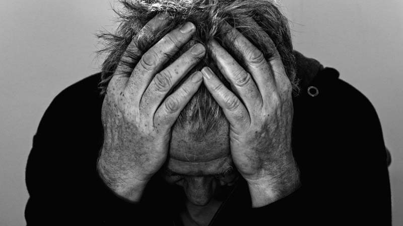 Selbsthilfe bei depressiver Verstimmung – das können sie tun 2 Ein alter Mann, der sich mit den Händen die Haare rauft.
(c) Pixabay.com