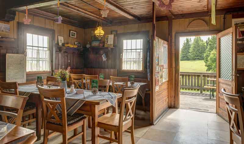 Start in den Hüttensommer: Was Bergsportler beachten müssen 2 Innenansicht von Hochanger Schutzhaus.
(c) Naturfreunde/ Leitgeb