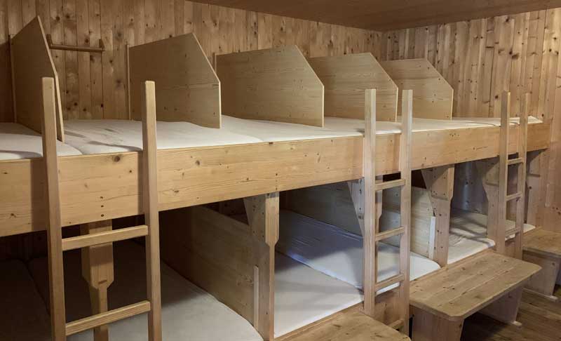Start in den Hüttensommer: Was Bergsportler beachten müssen 1 Eingebaute Trennwände in einem Schlaflager auf der Lizumerhütte in Tirol.
(c) Lizumerhütte/ Romed Giner