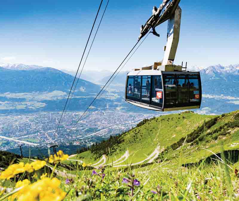 Eine Gondel der Innsbrucker Bergbahnen mit Blick auf die Stadt.
(c) Innsbruck Tourismus/ Markus Mair