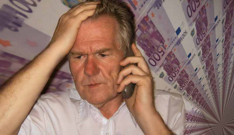 Ein älterer Mann, der telefoniert und sich mit der anderen Hand auf den Kopf greift. Im Hintergrund 500 Euro Scheine, Stichwort Gewinnspiele.
(c) Pixabay.com