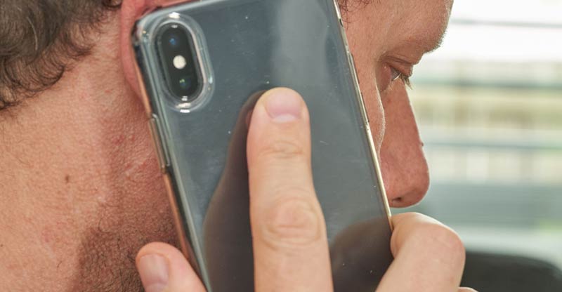 Close Up: ein Mann, der mit einem Smartphone telefoniert.
(c) Pixabay.com