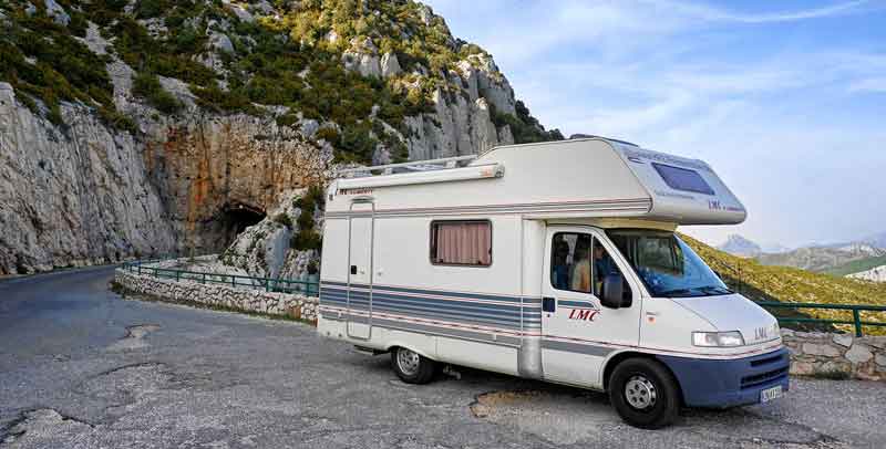 Ein Wohnmobil auf einer Bergstraße.
(c) Pixabay.com