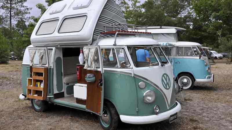 Ein altes VW-Bus Wohnmobil auf einem Campingplatz.
(c) Pixabay.com