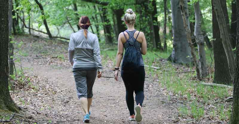 Zwei Frauen beim Walken auf einem Waldweg, Stichwort Bewegung ist gesund – das weiß auch Trixi Schuba.
(c) ASKÖ/ Schagerl