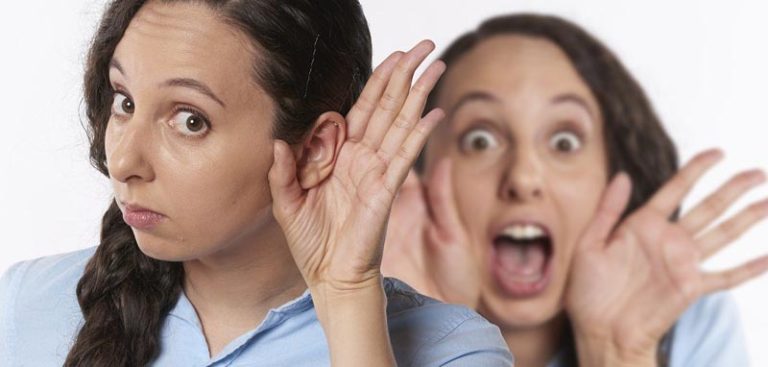 Illustration: eine Frau mit einer Hand am Ohr. Dahinter die selbe Frau, die laut schreit. (c) Pixabay.com
