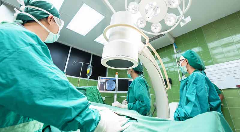 Trotz Corona-Krise: Keine Angst vor Arzt- oder Krankenhausterminen 1 Medizinisches Personal bei der Arbeit in einem OP-Saal.
(c) Pixabay.com