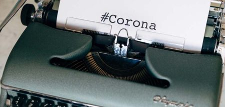 Eine alte Schreibmaschine mit einem Blatt, auf dem #Corona steht. (c) Pixabay.com