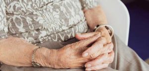 Die Hände einer alten Frau. (c) Pixabay.com