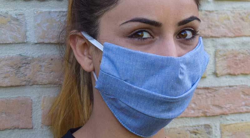 Das Gesicht einer Frau mit einer Mund-Nasen-Schutzmaske, Stichwort Corona-Regeln.
(c) Pixabay.com